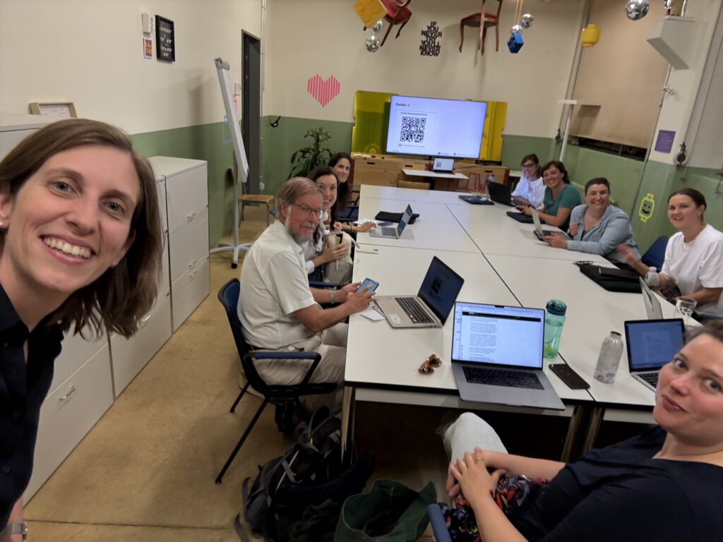 Corina Burri SEO Workshop Zurich lernt – group at a table at the end of the training day